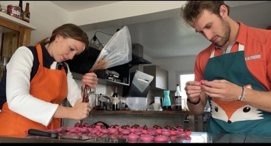 Atelier pâtisserie convivial sur la confection de macarons artisanaux, idée d'activité originale en Normandie