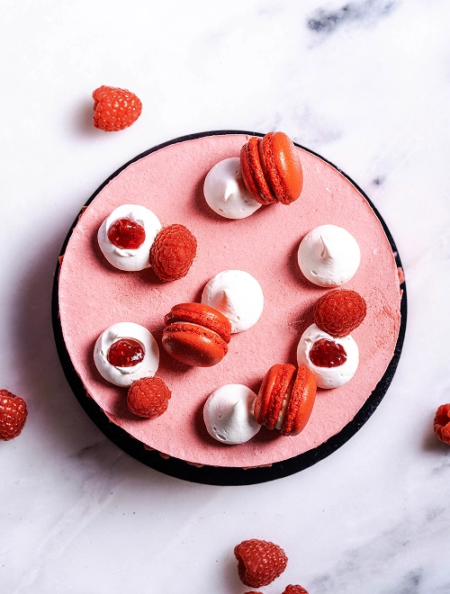 Charlotte aux fraises artisanale décorée de macarons et meringues - Pâtisserie Maison Vivien à Caen