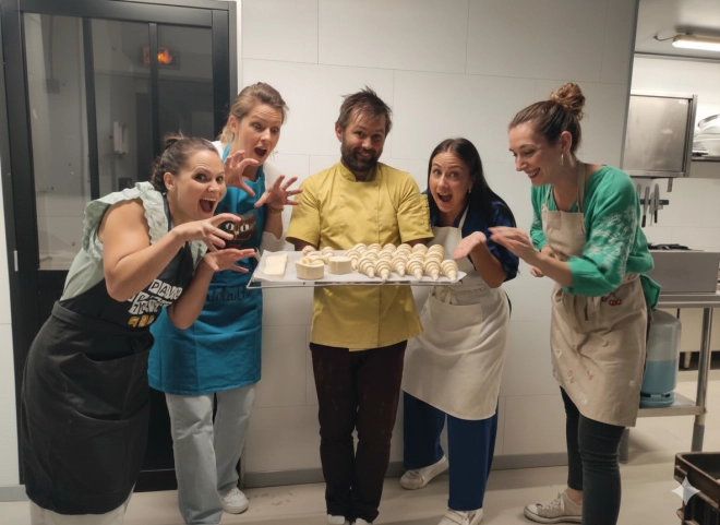 Groupe de participants joyeux lors d'un atelier de boulangerie pour apprendre à faire des croissants - Maison Vivien à Caen